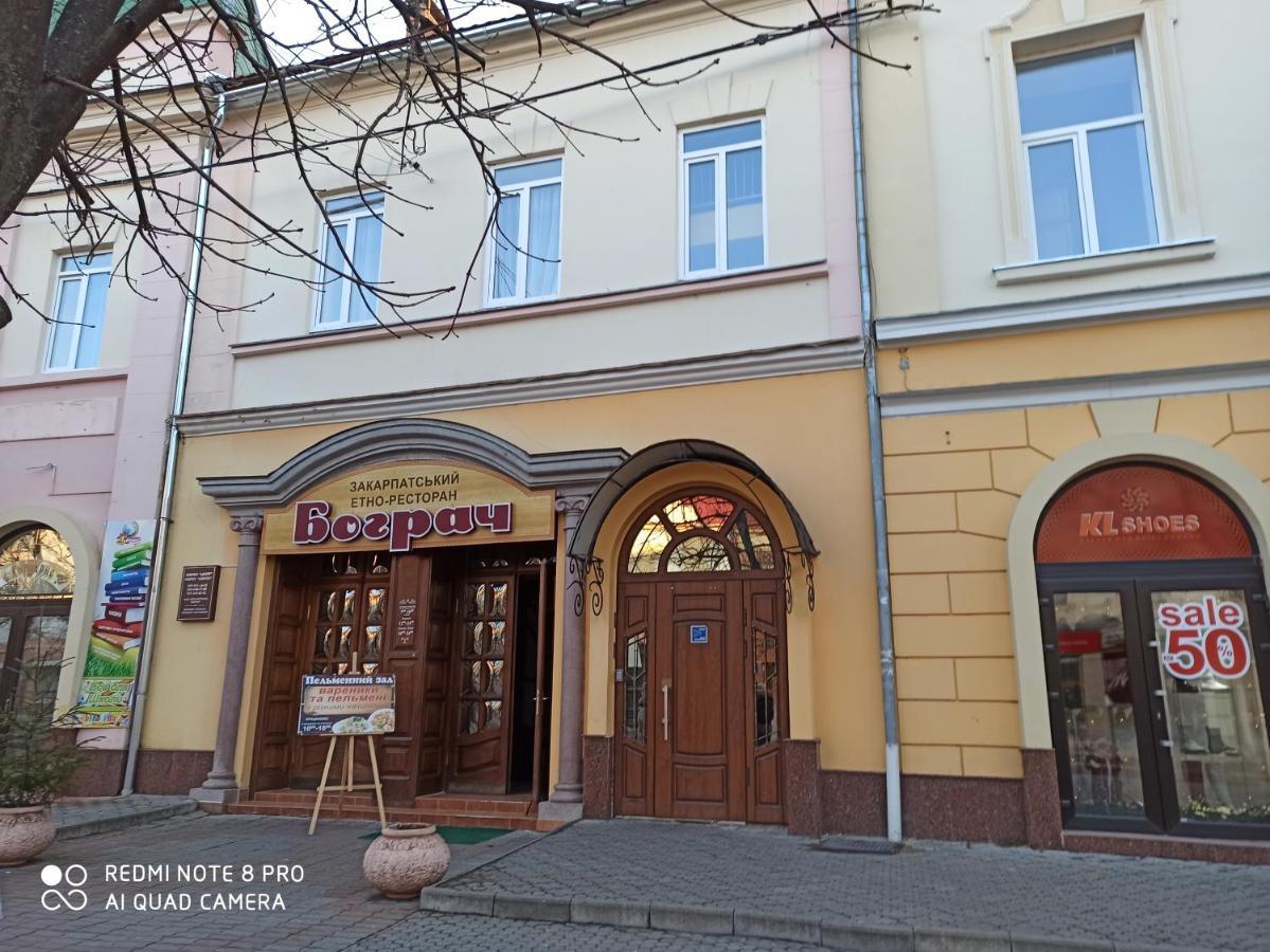 Стильні Апартаменти На Ратушній Площі Mukacheve Bagian luar foto